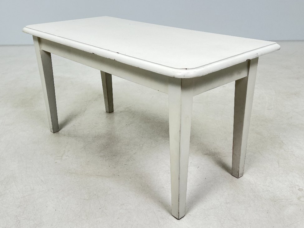 HN0628-stalai-4 Žema baltos spalvos konsolė 43×90,5×47 cm