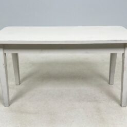 Žema baltos spalvos konsolė 43×90,5×47 cm