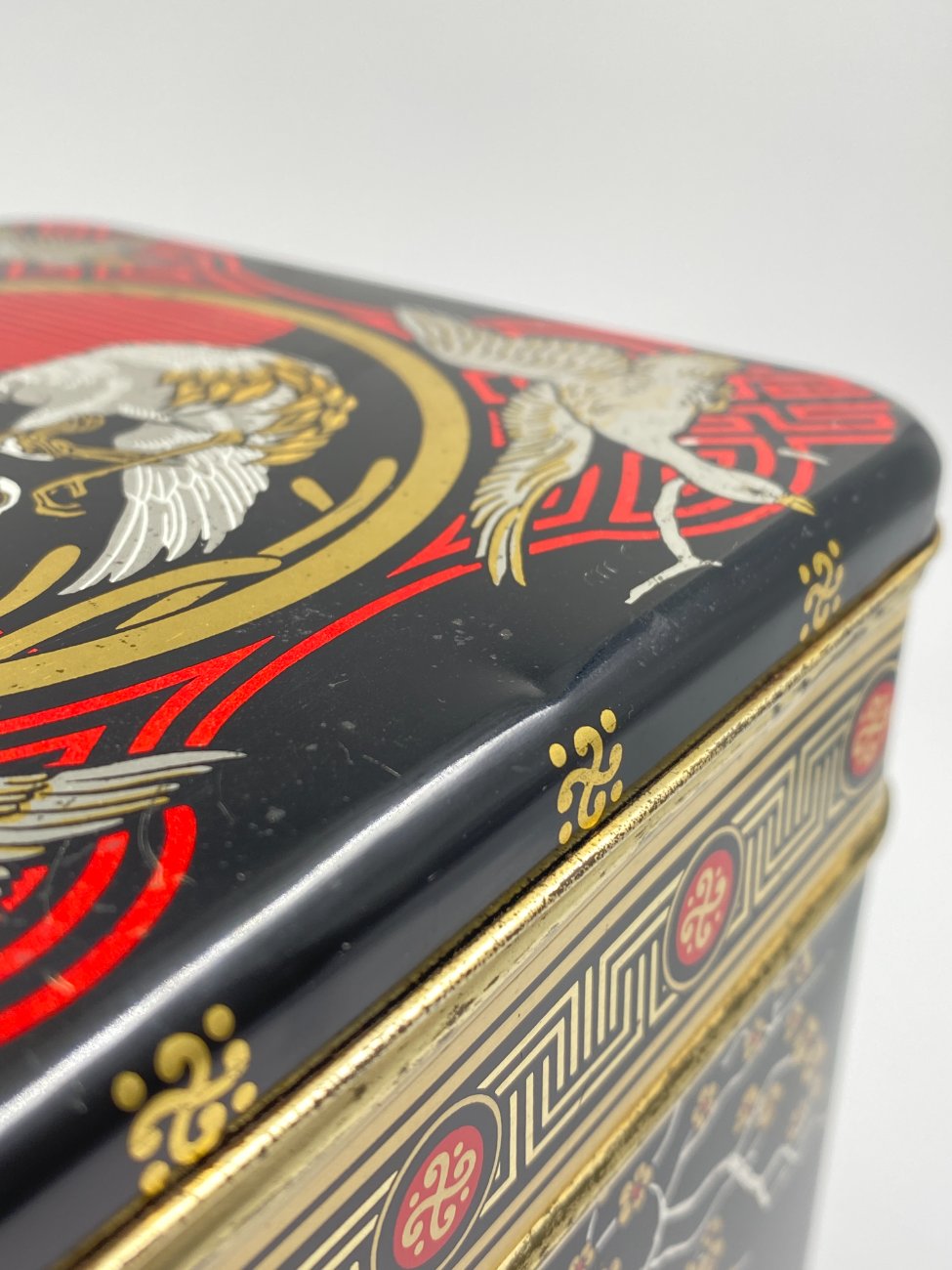 HN0636-dezutes-16 Vintažinė rytietiškų motyvų skardinė dėžutė 17,5×17,5×25,5 cm