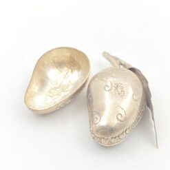 Sidabruoto metalo dėžutė “Mangas” 3×5,5×3 cm