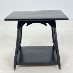 Vintažinis medinis juodos spalvos staliukas 39x58x58 cm