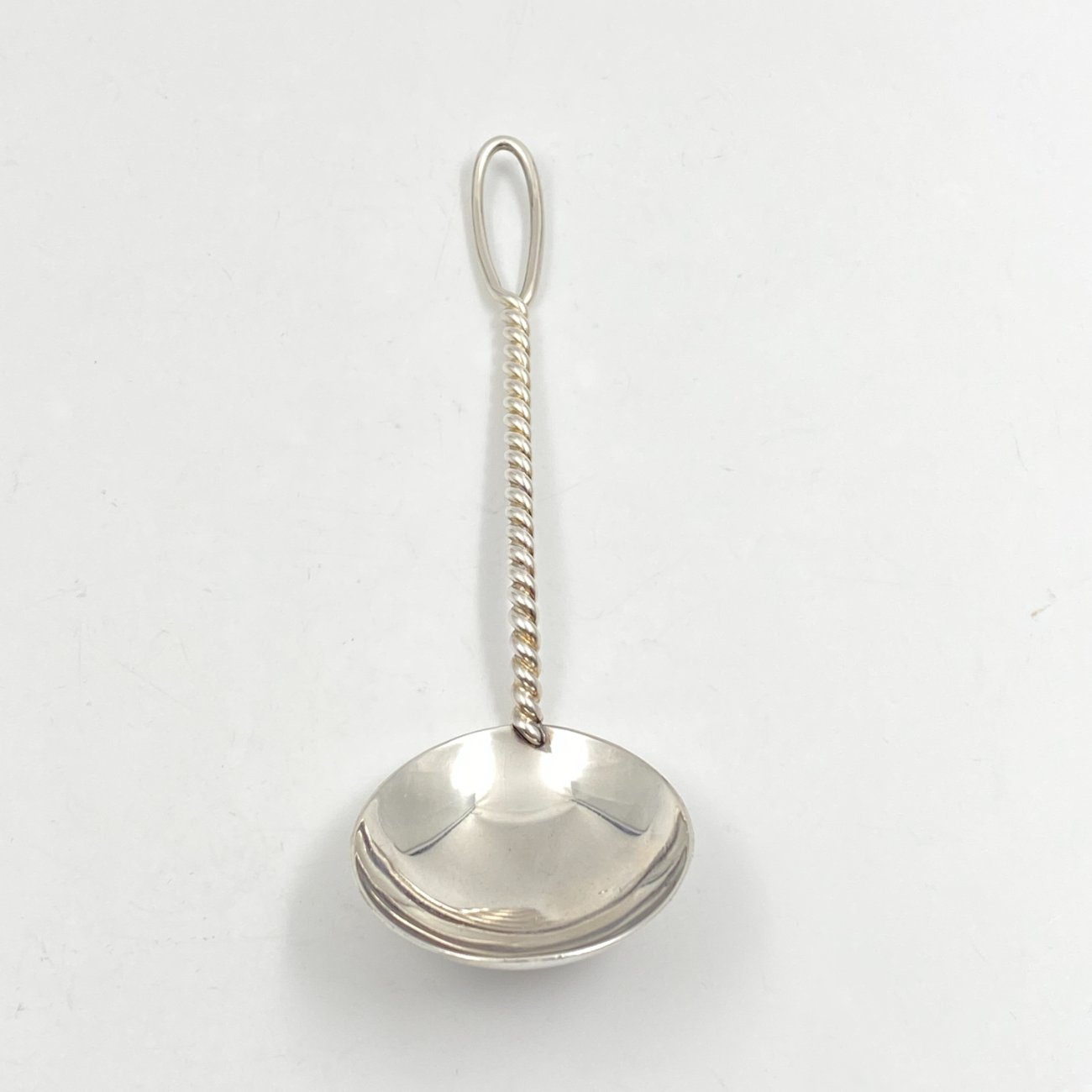 HN0683-stalo-irankiai-0 Sidabrinis šaukštas, praba 800 (1950 m., Šveicarija) 18×5,5×3,5 cm