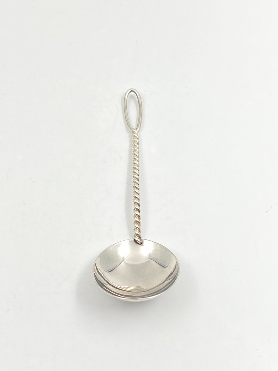 HN0683-stalo-irankiai-1 Sidabrinis šaukštas, praba 800 (1950 m., Šveicarija) 18×5,5×3,5 cm