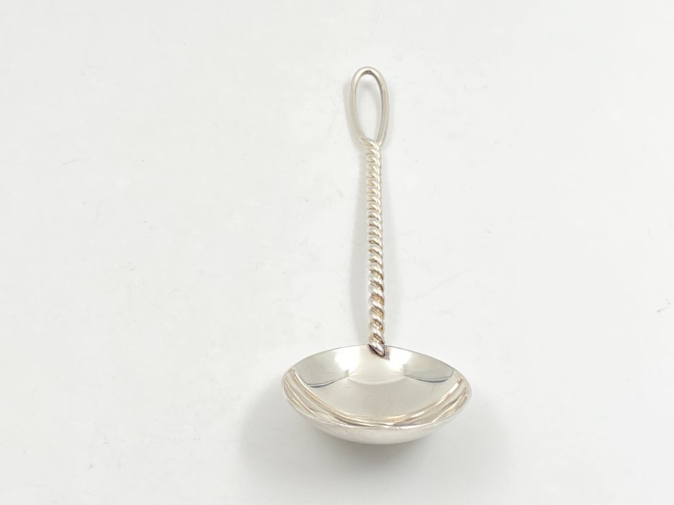 HN0683-stalo-irankiai-2 Sidabrinis šaukštas, praba 800 (1950 m., Šveicarija) 18×5,5×3,5 cm