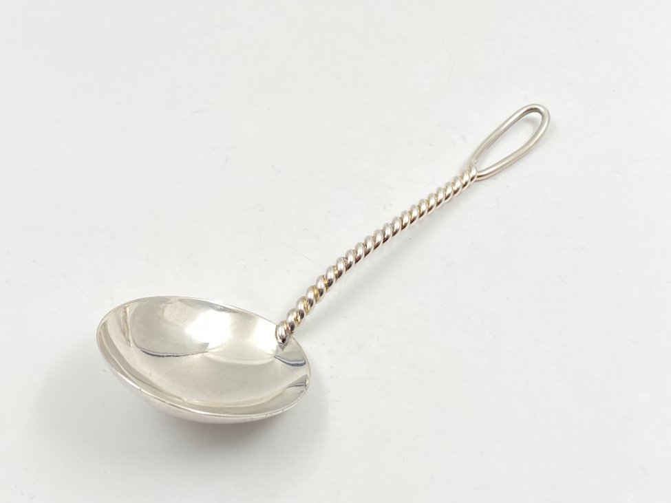 HN0683-stalo-irankiai-3 Sidabrinis šaukštas, praba 800 (1950 m., Šveicarija) 18×5,5×3,5 cm