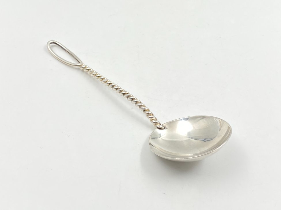 HN0683-stalo-irankiai-4 Sidabrinis šaukštas, praba 800 (1950 m., Šveicarija) 18×5,5×3,5 cm