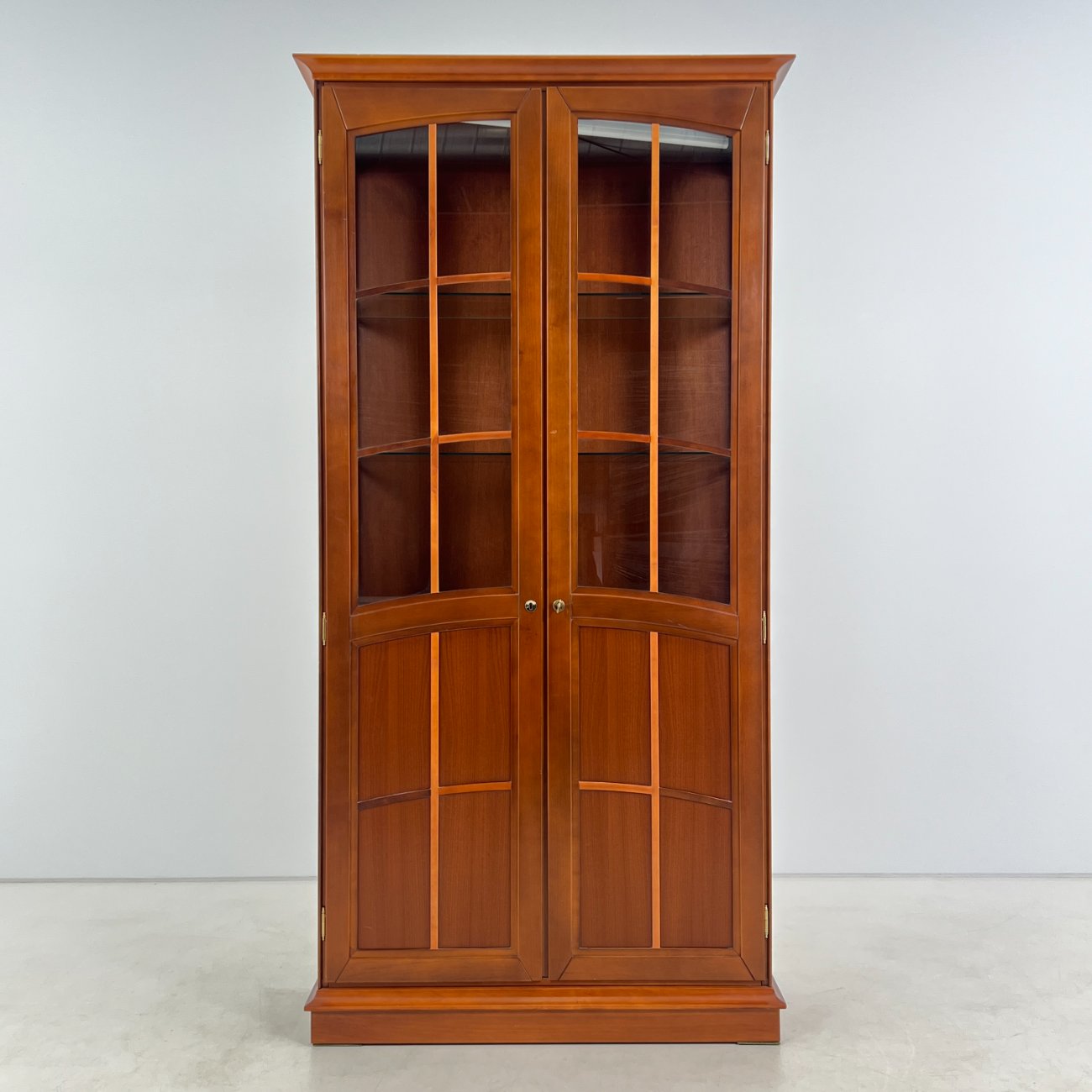 HN0694-vitrinos-0 Klasikinio stiliaus riešutmedžio vitrina su apšvietimu 39x103x203 cm