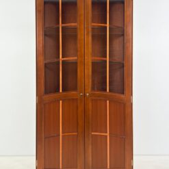 Klasikinio stiliaus riešutmedžio vitrina su apšvietimu 39x103x203 cm