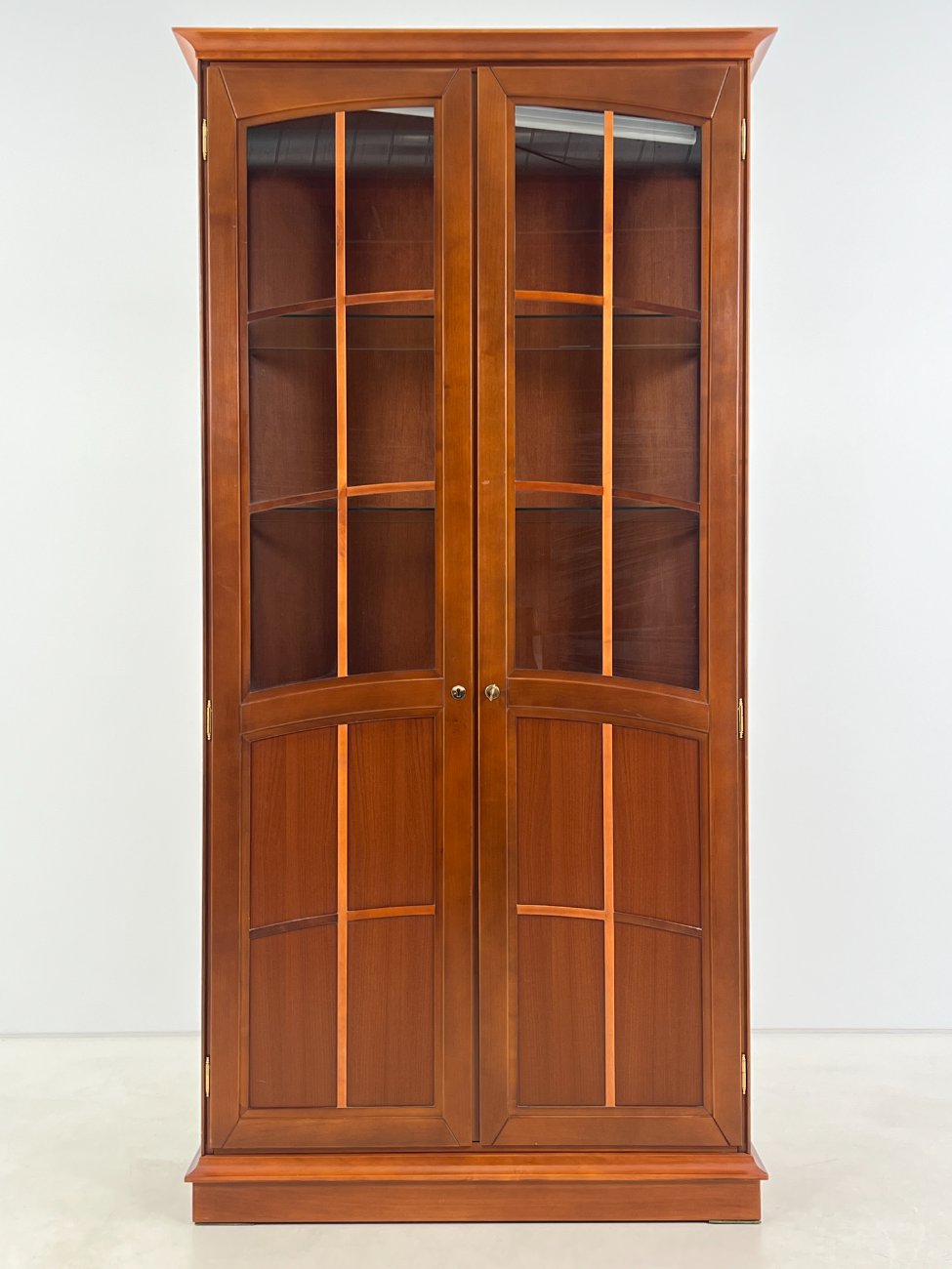 HN0694-vitrinos-1 Klasikinio stiliaus riešutmedžio vitrina su apšvietimu 39x103x203 cm