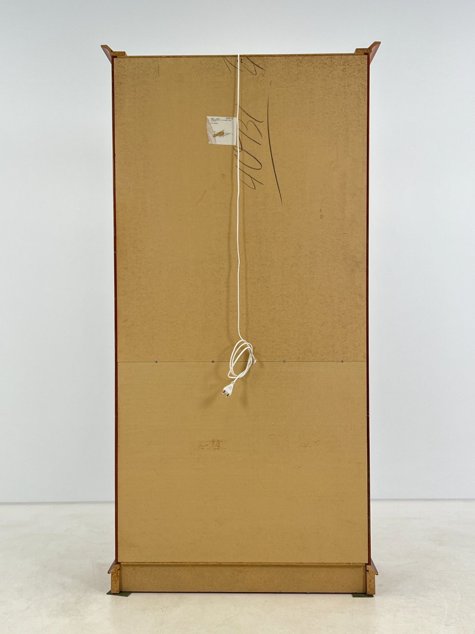 HN0694-vitrinos-10 Klasikinio stiliaus riešutmedžio vitrina su apšvietimu 39x103x203 cm