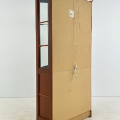 Klasikinio stiliaus riešutmedžio vitrina su apšvietimu 39x103x203 cm