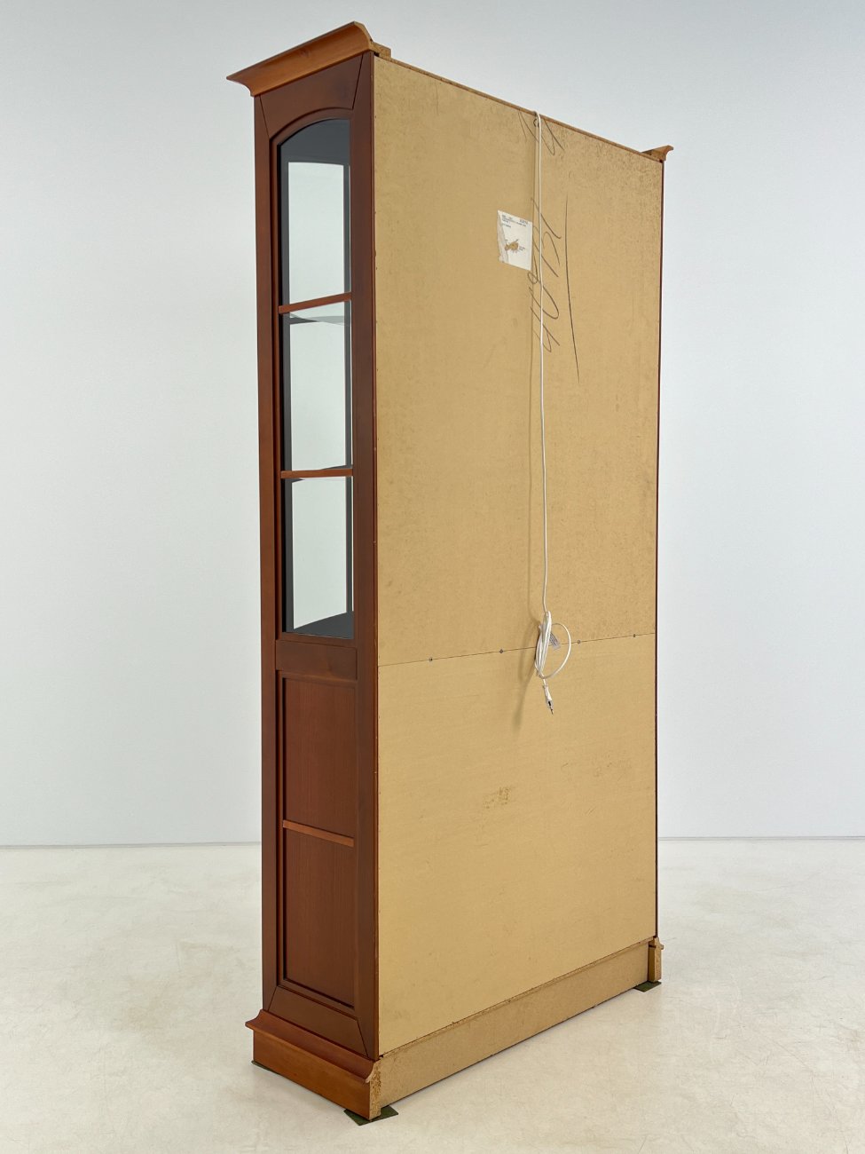 HN0694-vitrinos-11 Klasikinio stiliaus riešutmedžio vitrina su apšvietimu 39x103x203 cm