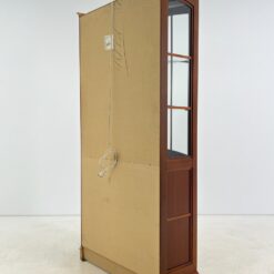 Klasikinio stiliaus riešutmedžio vitrina su apšvietimu 39x103x203 cm