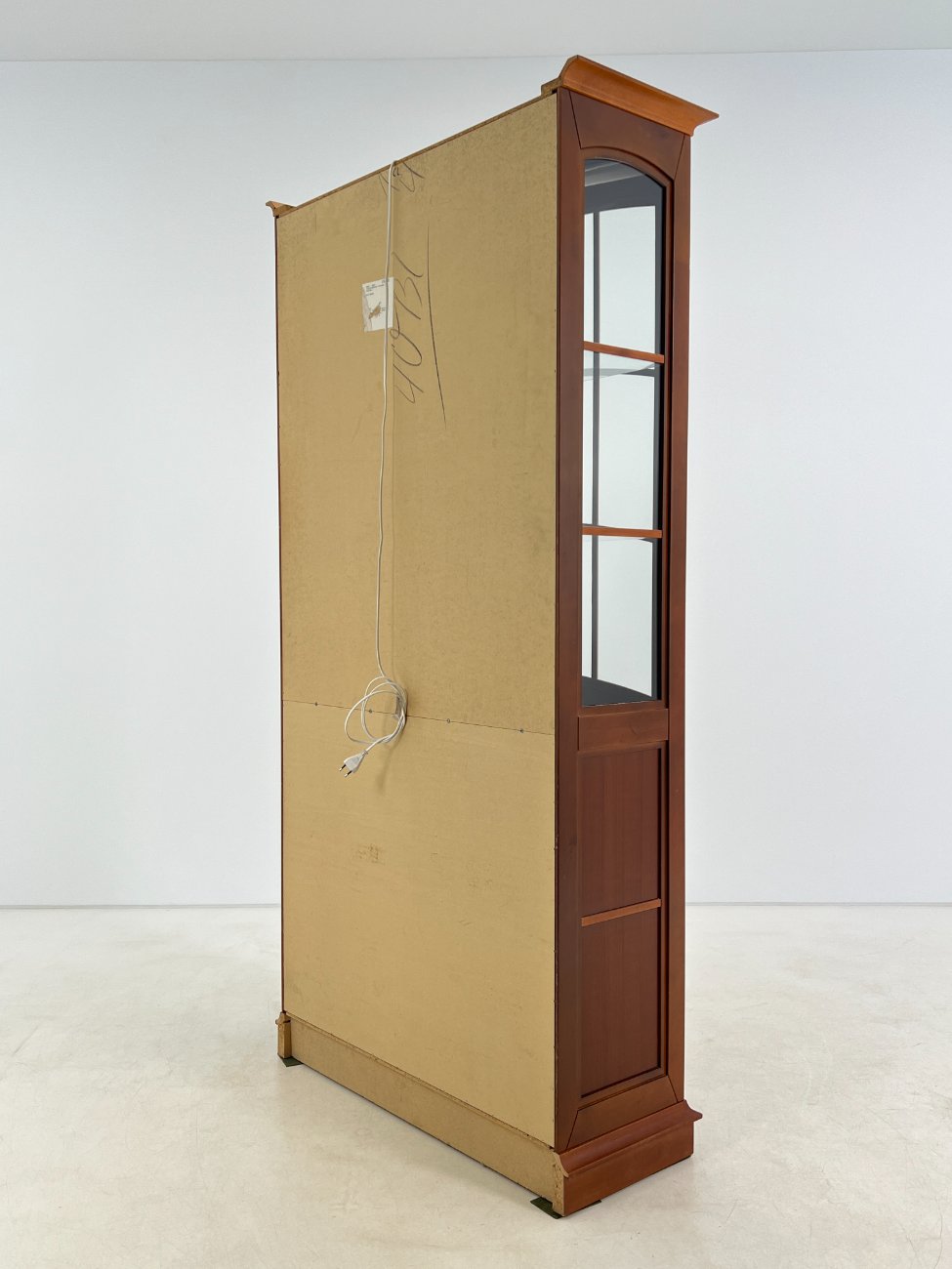 HN0694-vitrinos-12 Klasikinio stiliaus riešutmedžio vitrina su apšvietimu 39x103x203 cm