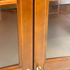 Klasikinio stiliaus riešutmedžio vitrina su apšvietimu 39x103x203 cm