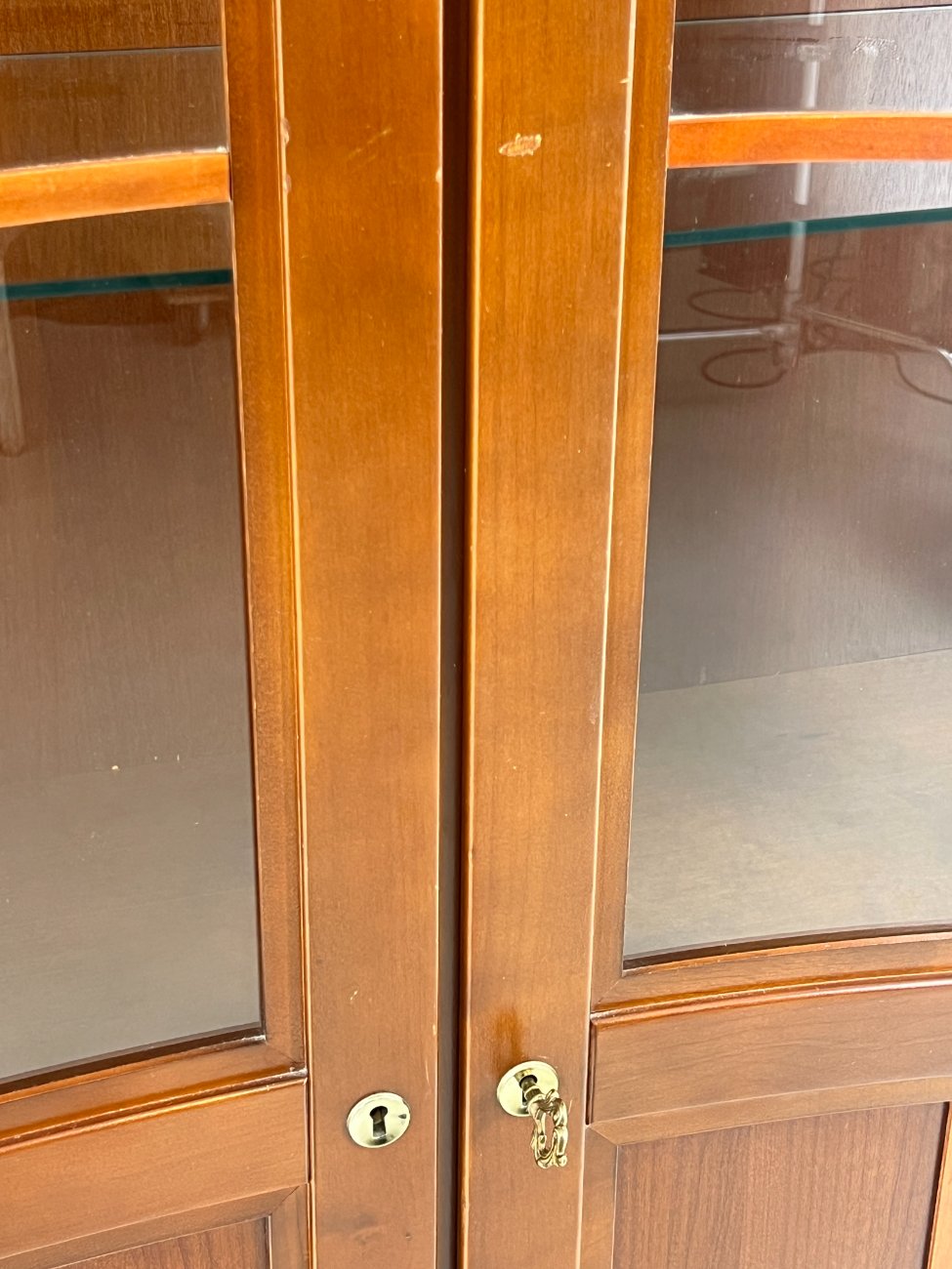 HN0694-vitrinos-13 Klasikinio stiliaus riešutmedžio vitrina su apšvietimu 39x103x203 cm