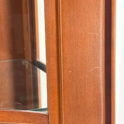 Klasikinio stiliaus riešutmedžio vitrina su apšvietimu 39x103x203 cm