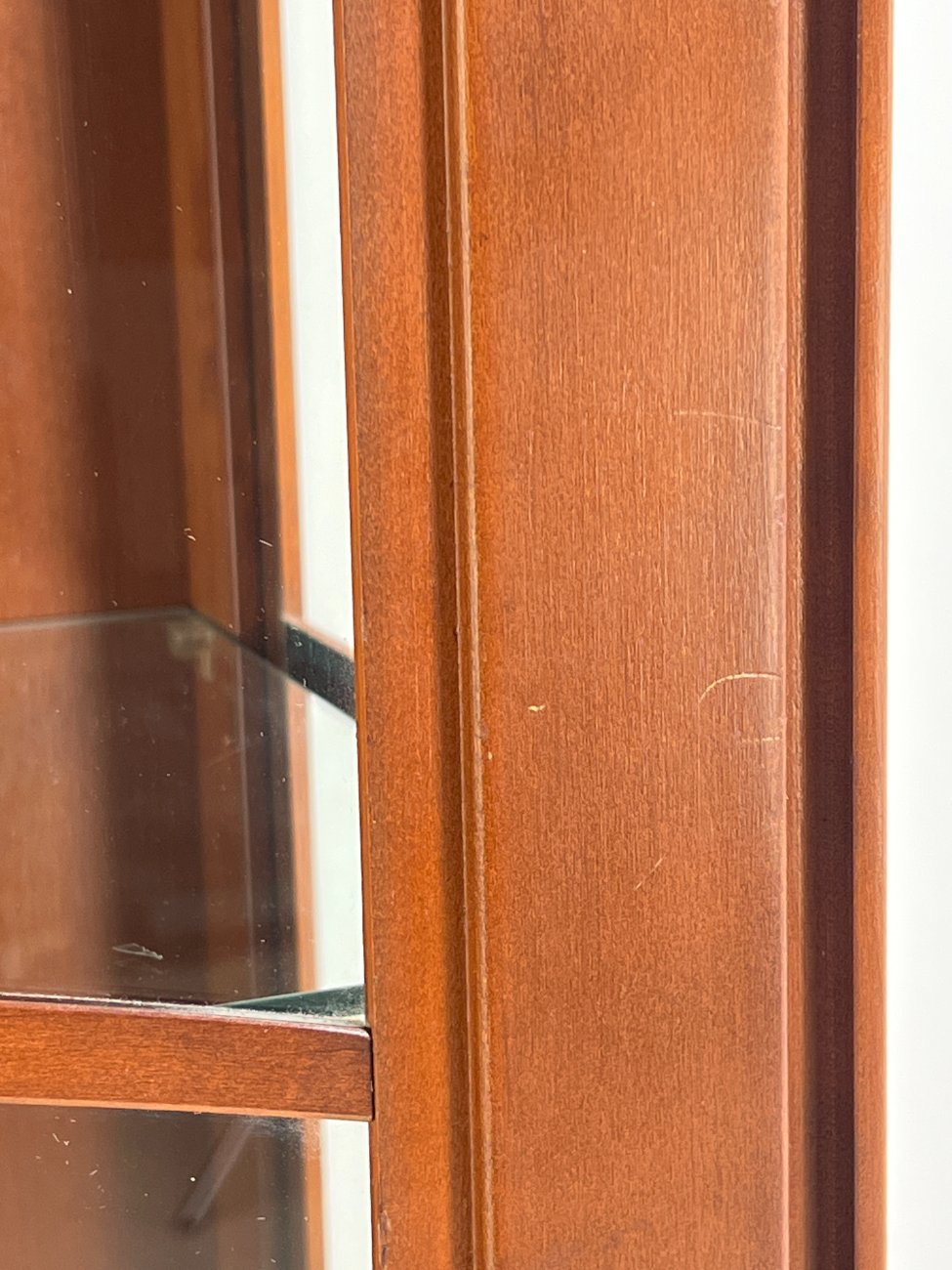 HN0694-vitrinos-14 Klasikinio stiliaus riešutmedžio vitrina su apšvietimu 39x103x203 cm