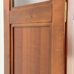 Klasikinio stiliaus riešutmedžio vitrina su apšvietimu 39x103x203 cm