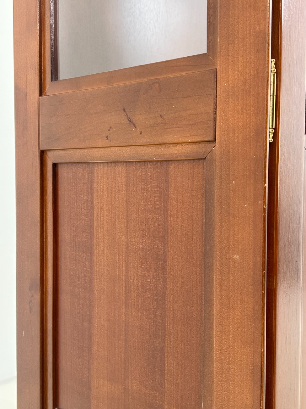 HN0694-vitrinos-15 Klasikinio stiliaus riešutmedžio vitrina su apšvietimu 39x103x203 cm