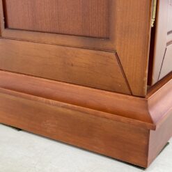 Klasikinio stiliaus riešutmedžio vitrina su apšvietimu 39x103x203 cm