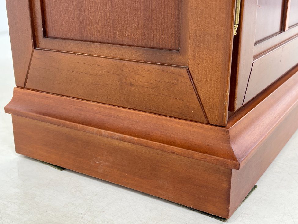 HN0694-vitrinos-16 Klasikinio stiliaus riešutmedžio vitrina su apšvietimu 39x103x203 cm