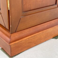 Klasikinio stiliaus riešutmedžio vitrina su apšvietimu 39x103x203 cm