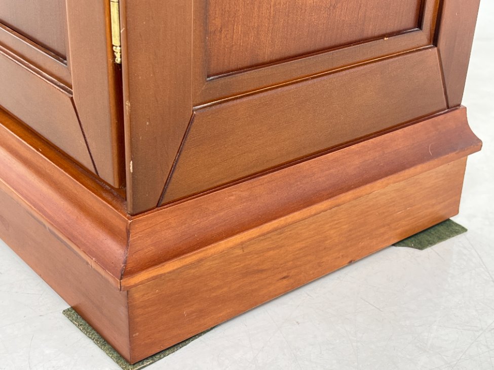 HN0694-vitrinos-17 Klasikinio stiliaus riešutmedžio vitrina su apšvietimu 39x103x203 cm