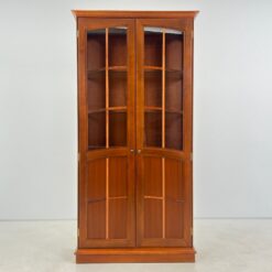 Klasikinio stiliaus riešutmedžio vitrina su apšvietimu 39x103x203 cm