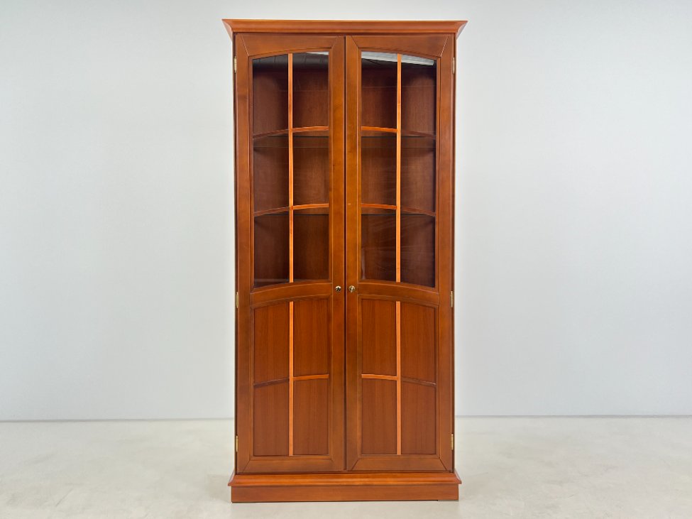 HN0694-vitrinos-2 Klasikinio stiliaus riešutmedžio vitrina su apšvietimu 39x103x203 cm