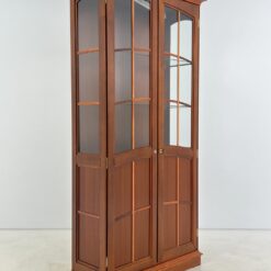 Klasikinio stiliaus riešutmedžio vitrina su apšvietimu 39x103x203 cm