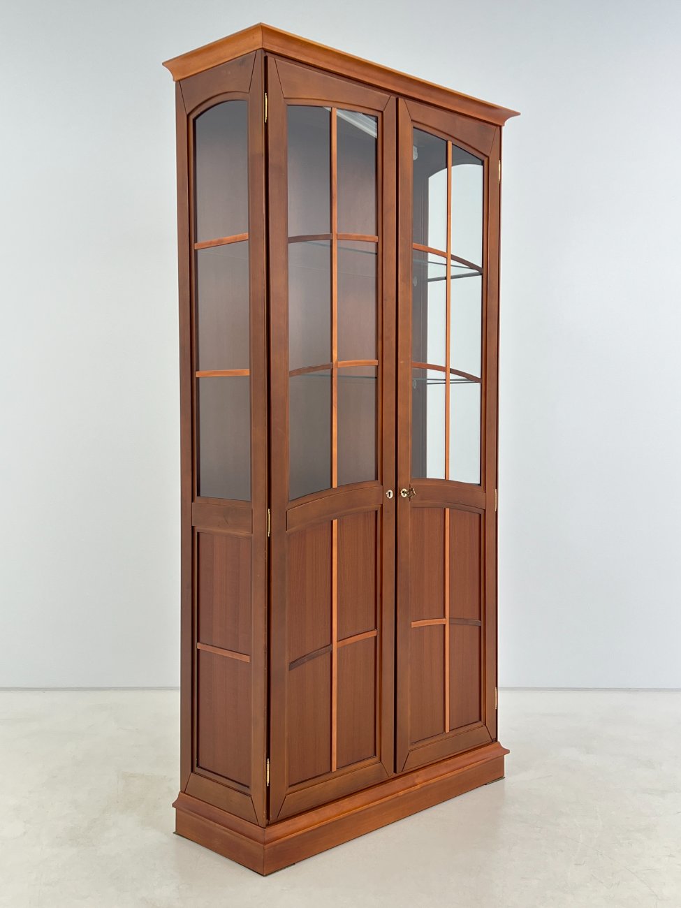 HN0694-vitrinos-3 Klasikinio stiliaus riešutmedžio vitrina su apšvietimu 39x103x203 cm