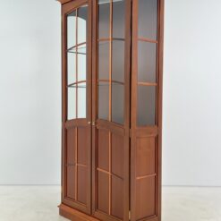 Klasikinio stiliaus riešutmedžio vitrina su apšvietimu 39x103x203 cm