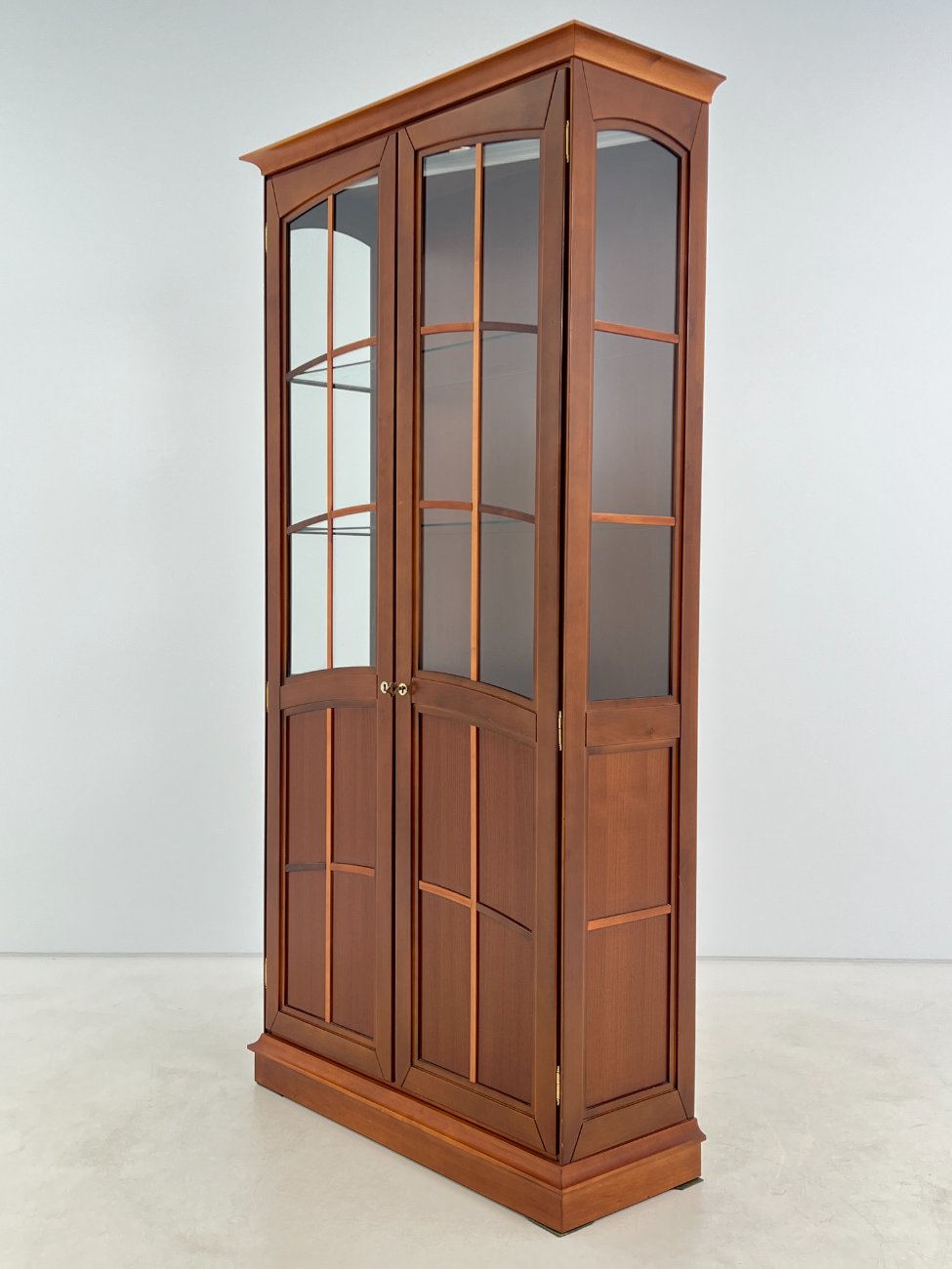 HN0694-vitrinos-4 Klasikinio stiliaus riešutmedžio vitrina su apšvietimu 39x103x203 cm