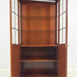 Klasikinio stiliaus riešutmedžio vitrina su apšvietimu 39x103x203 cm