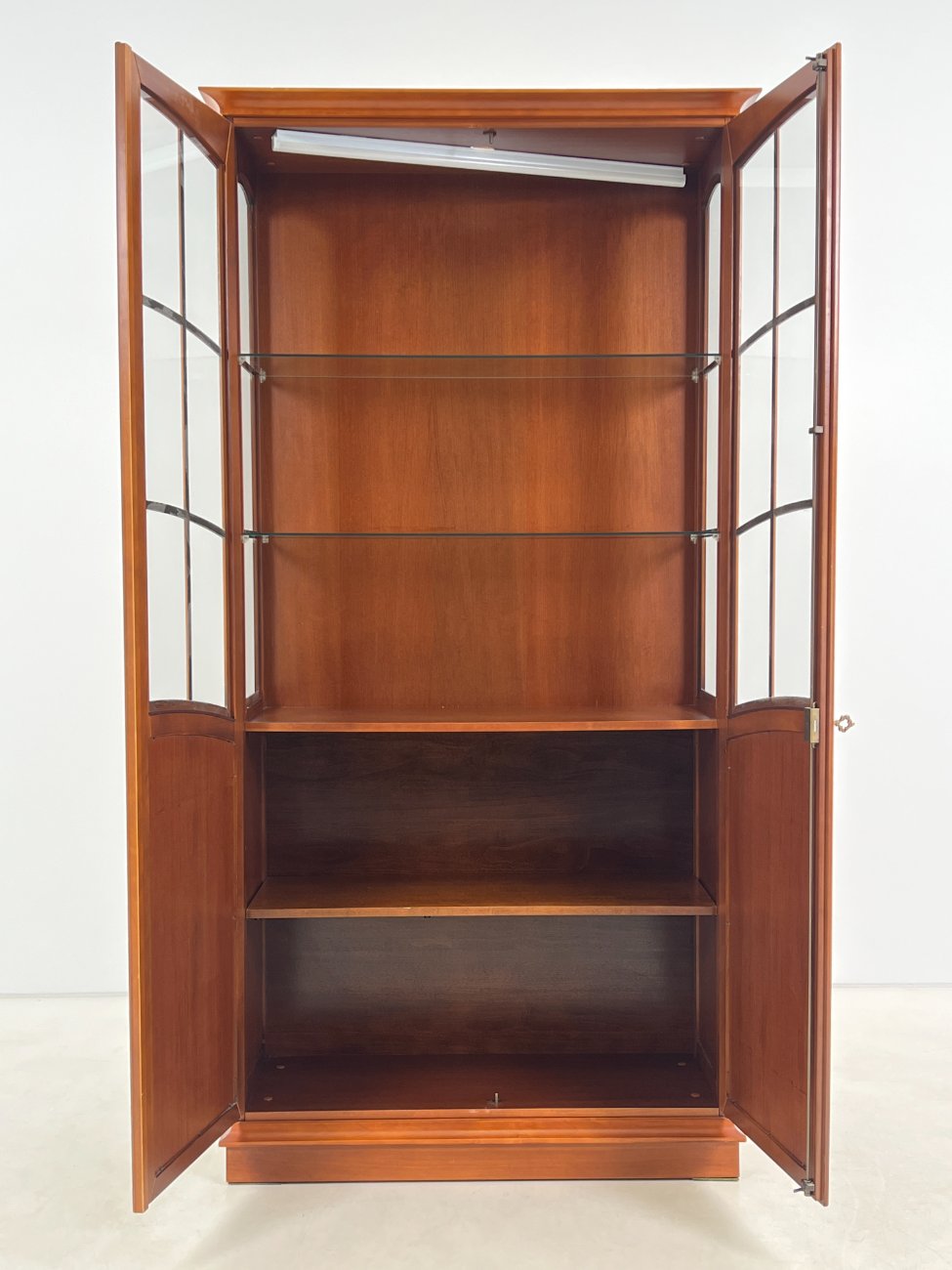 HN0694-vitrinos-5 Klasikinio stiliaus riešutmedžio vitrina su apšvietimu 39x103x203 cm