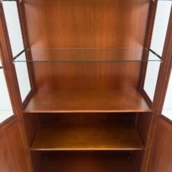 Klasikinio stiliaus riešutmedžio vitrina su apšvietimu 39x103x203 cm