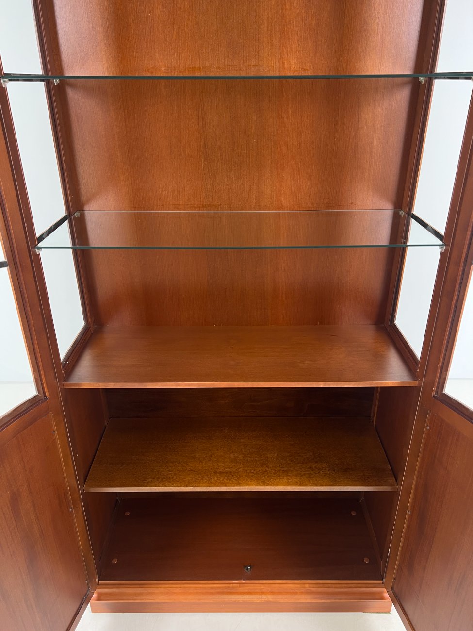 HN0694-vitrinos-6 Klasikinio stiliaus riešutmedžio vitrina su apšvietimu 39x103x203 cm