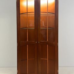 Klasikinio stiliaus riešutmedžio vitrina su apšvietimu 39x103x203 cm