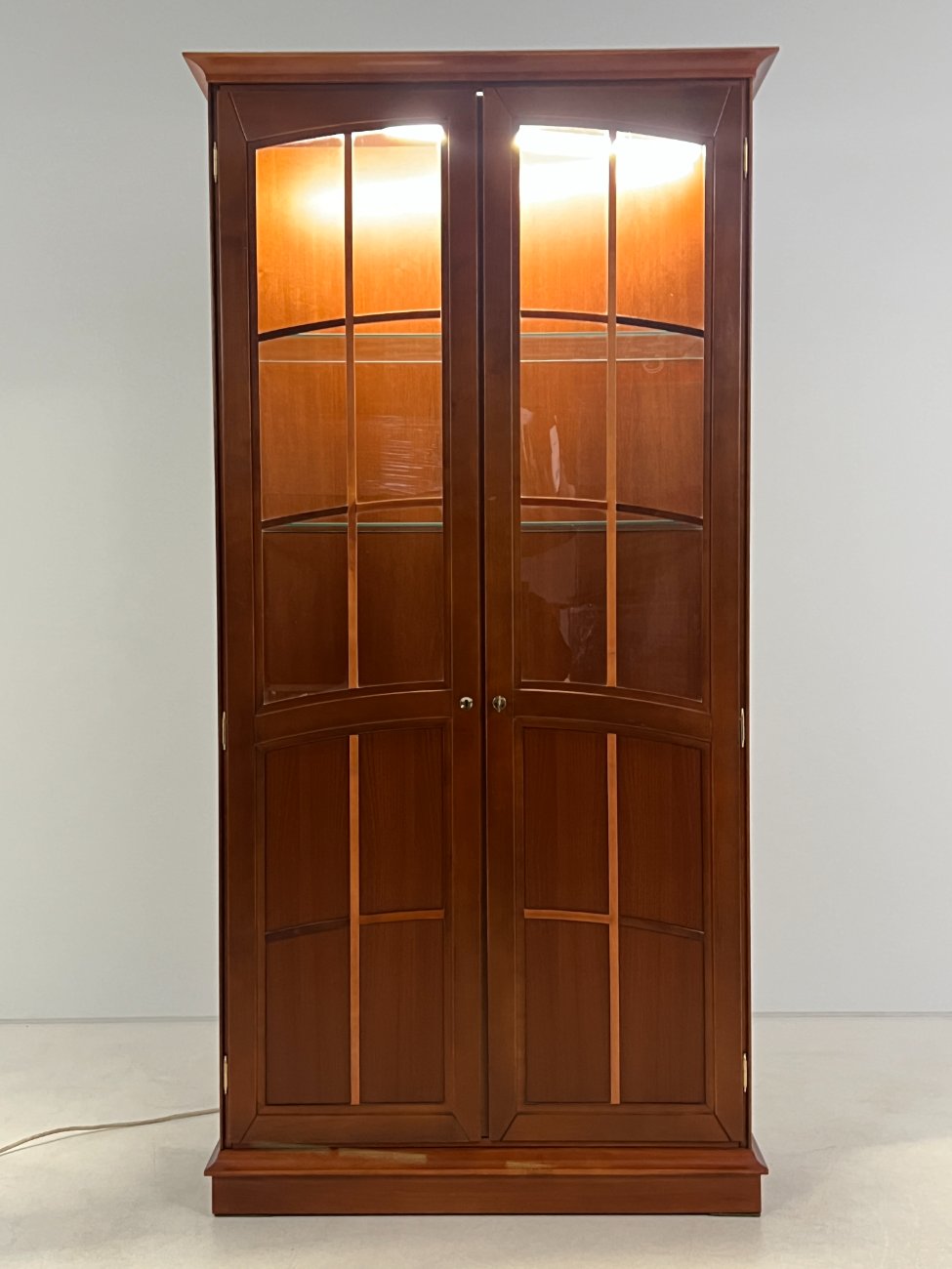 HN0694-vitrinos-7 Klasikinio stiliaus riešutmedžio vitrina su apšvietimu 39x103x203 cm