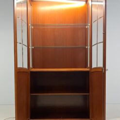 Klasikinio stiliaus riešutmedžio vitrina su apšvietimu 39x103x203 cm