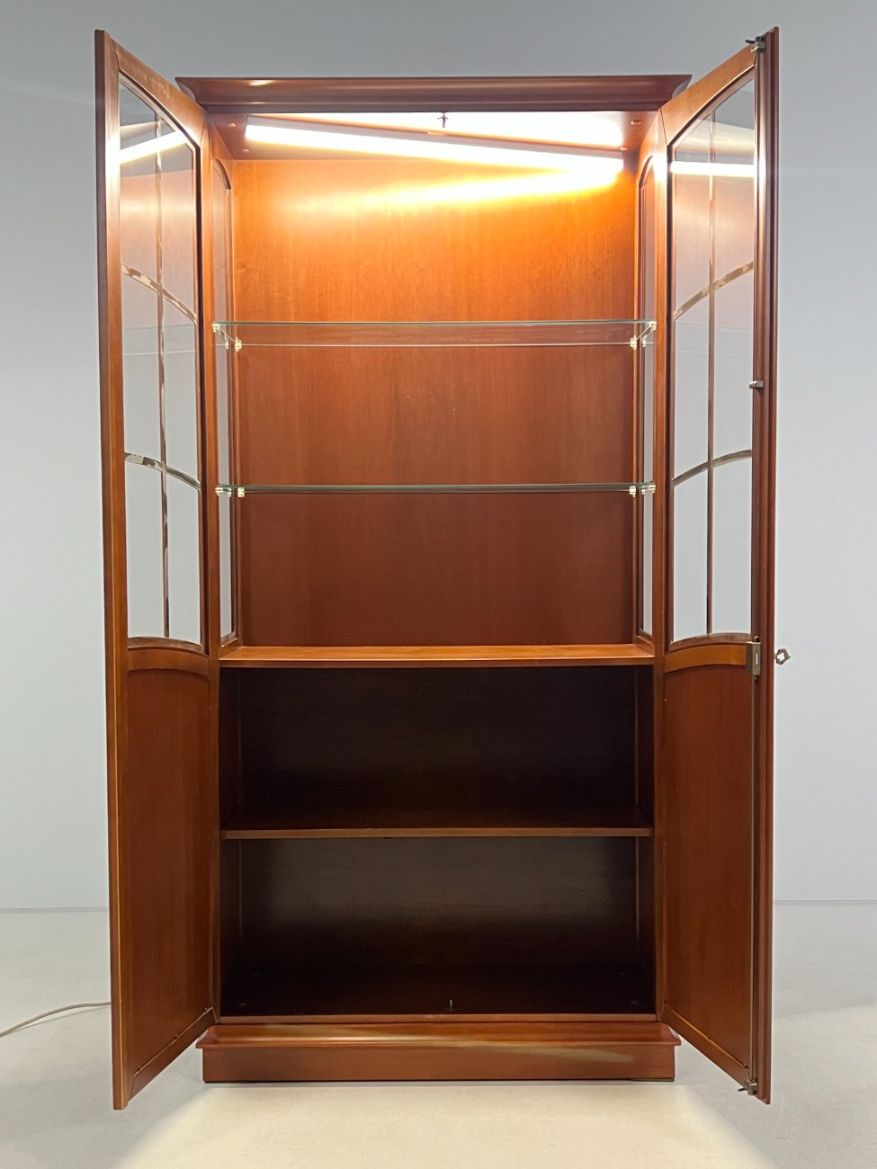 HN0694-vitrinos-8 Klasikinio stiliaus riešutmedžio vitrina su apšvietimu 39x103x203 cm