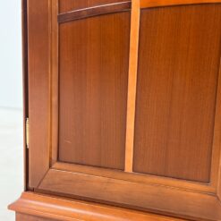 Klasikinio stiliaus riešutmedžio vitrina su apšvietimu 39x103x203 cm