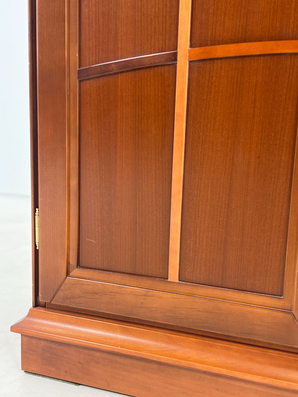 HN0694-vitrinos-9 Klasikinio stiliaus riešutmedžio vitrina su apšvietimu 39x103x203 cm