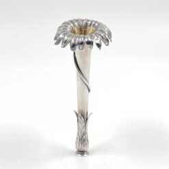 Sidabruoto metalo, gėlės žiedo formos vazelė 5,5×5,5×12,5 cm