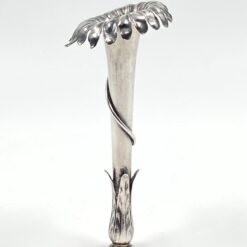 Sidabruoto metalo, gėlės žiedo formos vazelė 5,5×5,5×12,5 cm