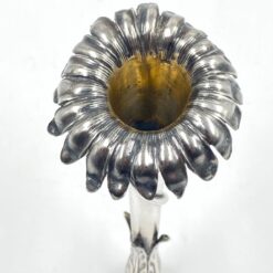 Sidabruoto metalo, gėlės žiedo formos vazelė 5,5×5,5×12,5 cm