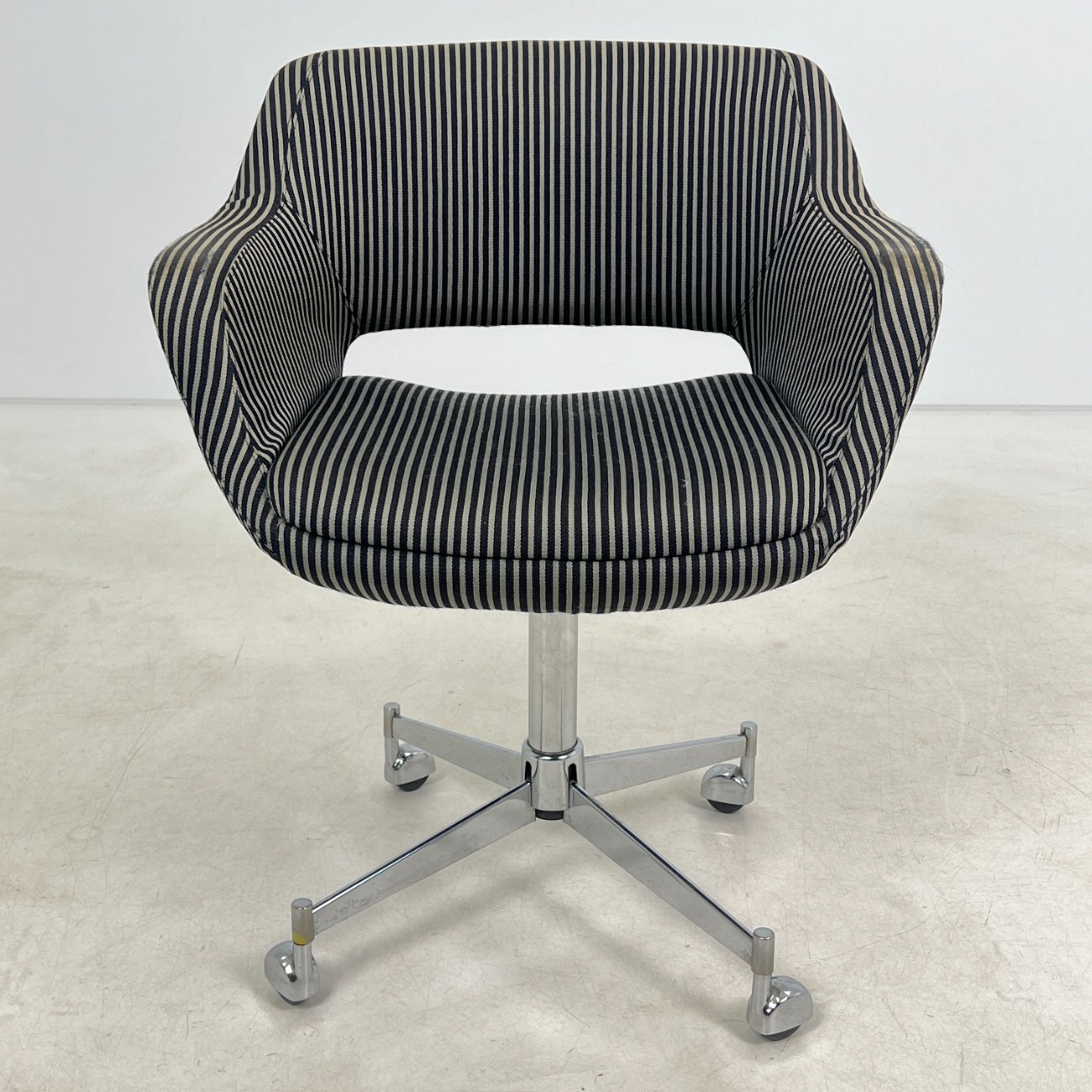 HN0711-kedes-0 Metalinio rėmo 360 laipsnių sukamas darbo krėslas 50x64x79 cm, 49 cm