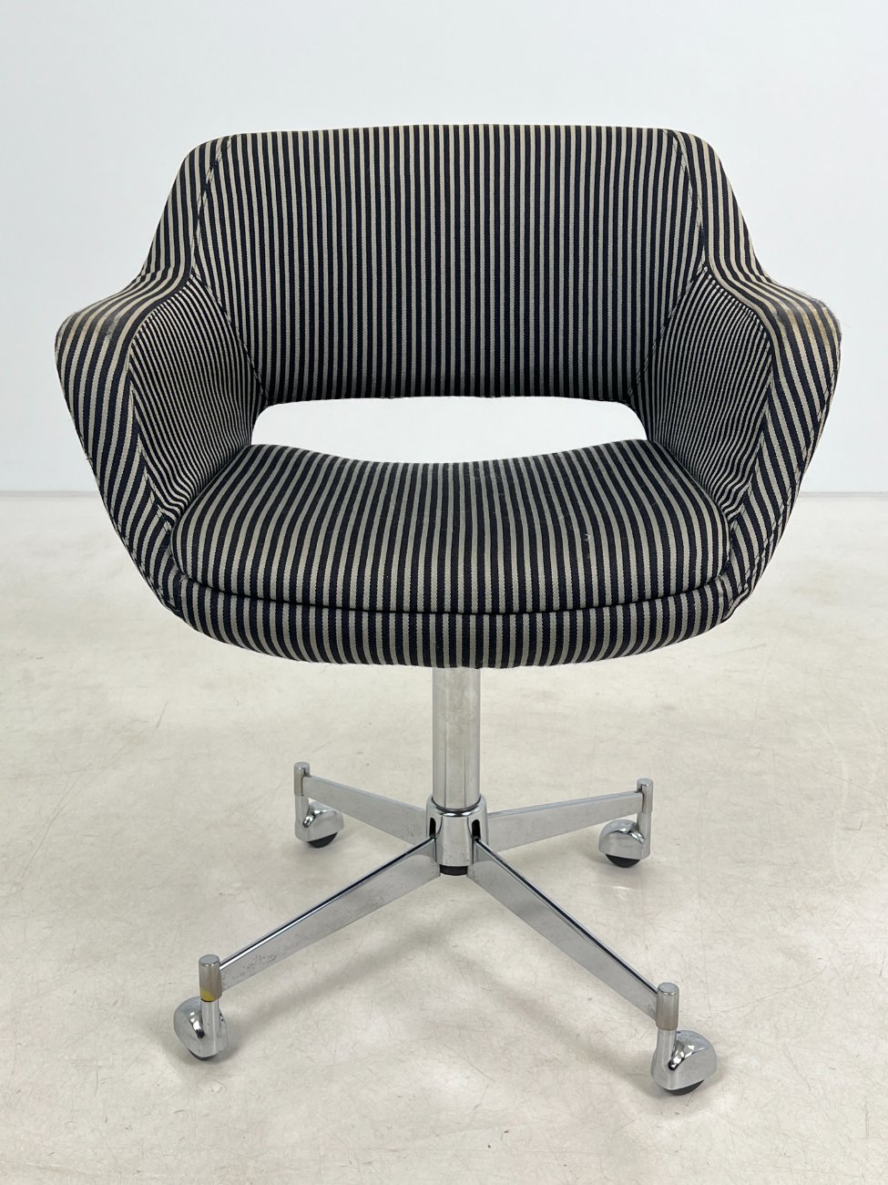 HN0711-kedes-1 Metalinio rėmo 360 laipsnių sukamas darbo krėslas 50x64x79 cm, 49 cm