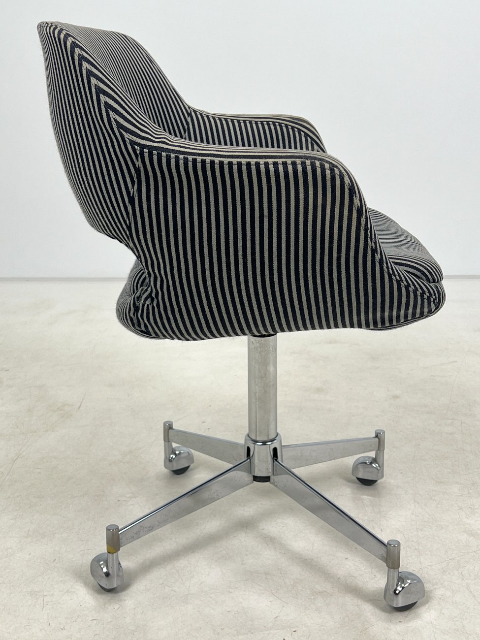 HN0711-kedes-3 Metalinio rėmo 360 laipsnių sukamas darbo krėslas 50x64x79 cm, 49 cm